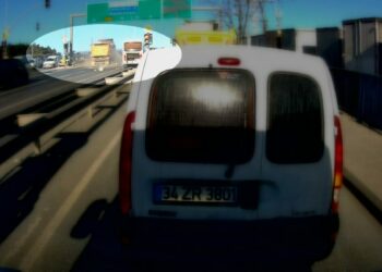 Arnavutköy'de kırmızı ışıkta geçen hafriyat kamyonu servis midibüsüne çarptı; kaza kamerada