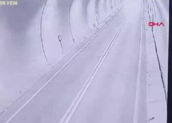 Artvin’de tünelde 7 kişinin yaralandığı kaza kamerada