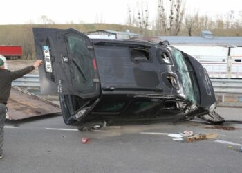 Hafif ticari araç, otomobile çarptı: 4 yaralı