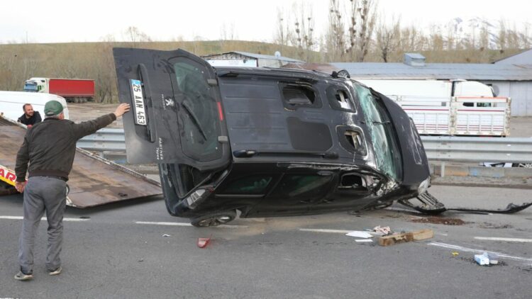 Hafif ticari araç, otomobile çarptı: 4 yaralı