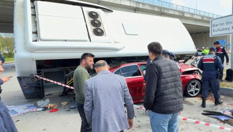 Bartın’da halk otobüsü otomobilin üzerine devrildi; yaralılar var