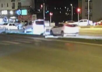 Işık ihlali nedeniyle 2 otomobilin çarpıştığı kaza kamerada