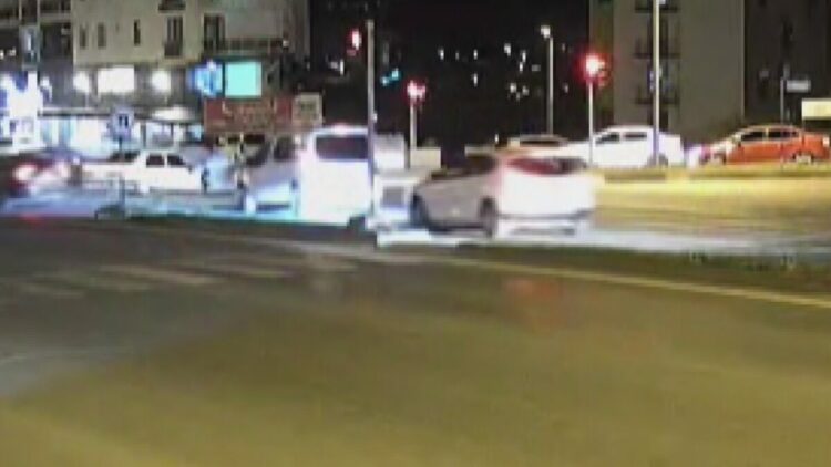Işık ihlali nedeniyle 2 otomobilin çarpıştığı kaza kamerada