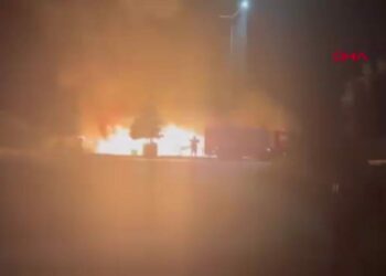 Yol kenarındaki manav tezgahı alev alev yandı