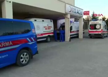 Husumetli iki komşu aile arasında bıçaklı kavga: 1'i ağır, 4 yaralı