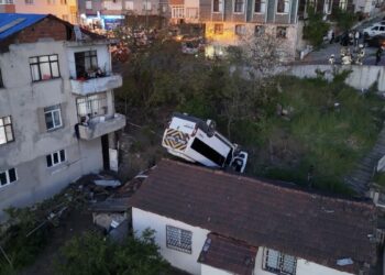 Kağıthane'de evin çatısına düşen okul servisinin şoförü öldü; öğrencileri kazadan az önce indirmiş