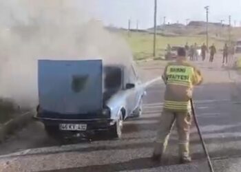 Alev alan otomobiline müdahale ederken yaralandı