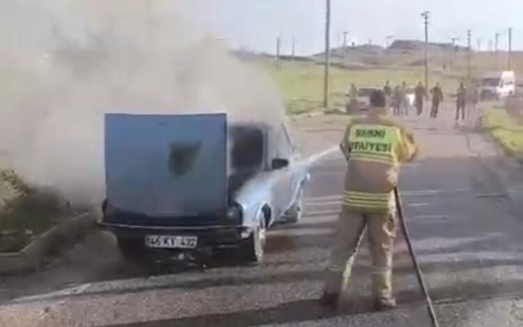 Alev alan otomobiline müdahale ederken yaralandı