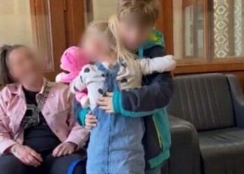 Velayeti annesine verilen Nazar'dan ilk kez buluştuğu kız kardeşine sıcak karşılama