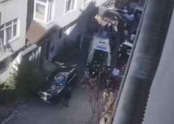 Kağıthane'de parkta uyardığı gençlerin saldırdığı polis ateş açtı, kaldırımdaki berber vuruldu