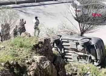 El freni çekilmeyen otomobil şarampole yuvarlandı