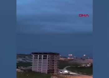 Mardin’de şimşekler geceyi aydınlattı