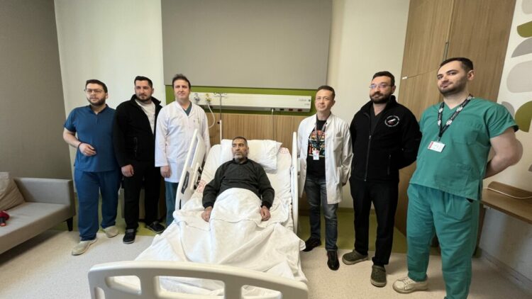 Karın ağrısı ve şişkinlik şikayetiyle hastaneye gitti; 8 kiloluk böbreği ameliyatla alındı