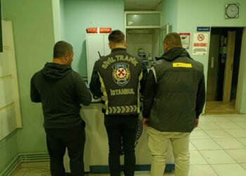 Büyükçekmece'de eşinin tartıştığı sürücüyü tehdit edip otomobiline zarar verdiler