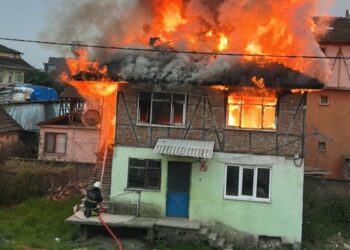 Düzce'de 2 katlı ev alev alev yandı