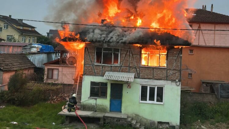 Düzce'de 2 katlı ev alev alev yandı