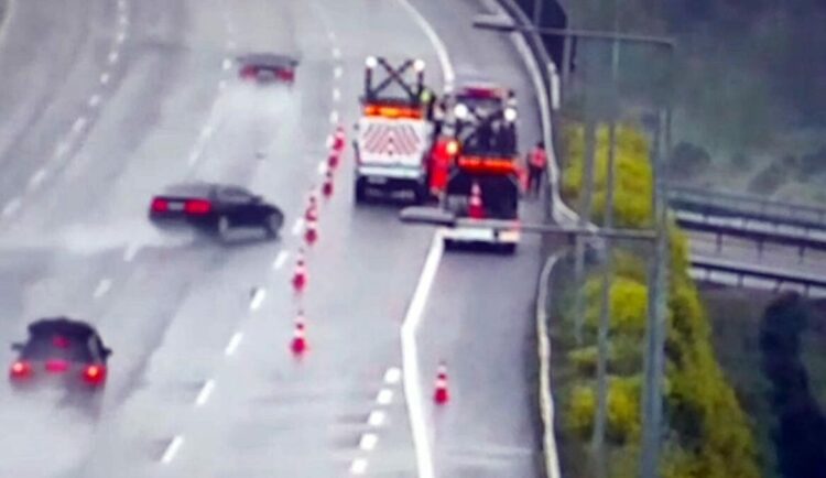 Otomobil otoyolda Karayolları ekibine çarptı, o anlar kamerada