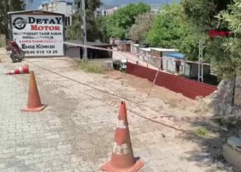 Hatay'da belediyenin kazısında kaya mezarı bulundu