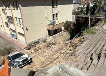 İstinat duvarı çöktü; park halindeki otomobil, okulun bahçesine sürüklendi