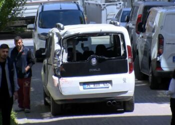 Güngören'de yokuşta kayan iş makinesi 4 araçta ve binada hasara neden oldu