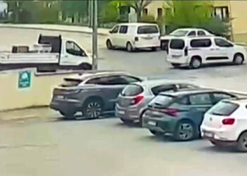 Otomobil ile çarpışan minibüsün devrildiği kaza kamerada: 1 yaralı