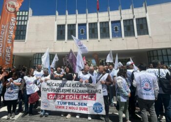 İzmir'de 4 belediyenin memurları, iş bırakıp CHP il binasına yürüdü