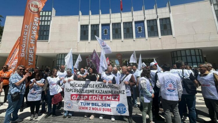 İzmir'de 4 belediyenin memurları, iş bırakıp CHP il binasına yürüdü