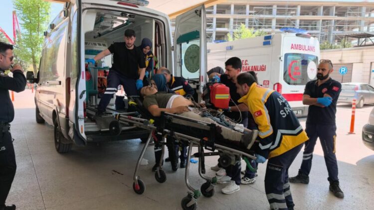 Aracını tamir için getirdiği iş yerinde motosikletli kişilerin silahlı saldırısında yaralandı