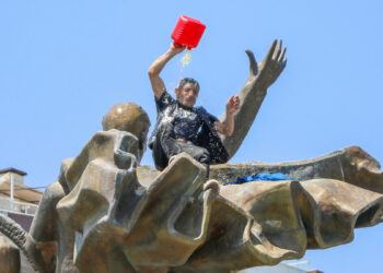 Çıktığı anıtta üzerine benzin döküp dans etti