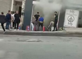 Sultangazi’de kağıt deposunda çıkan yangın söndürüldü