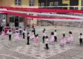 Anaokulu bahçesinde gösteri yapan öğretmen ve öğrencilerin üzerine tabela düştü; olay kamerada