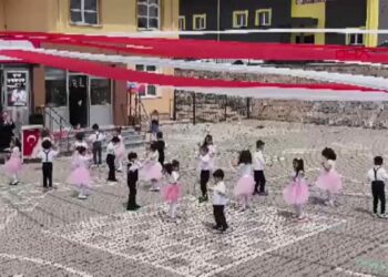 Anaokulu bahçesinde gösteri yapan öğretmen ve öğrencilerin üzerine tabela düştü; olay kamerada