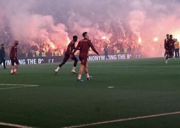 Galatasaray antrenmanda taraftarıyla buluştu