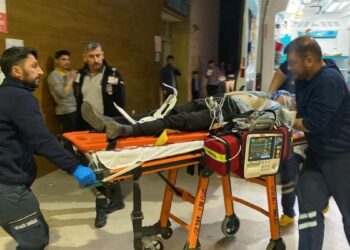 Bursa'da direksiyonda kalbi duran sürücü sağlık ekibinin müdahalesiyle kurtuldu; kaza anı kamerada