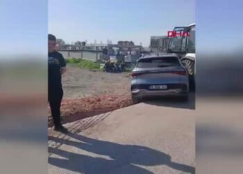 İş makinesine çarpan otomobilin sürücüsü yaralandı