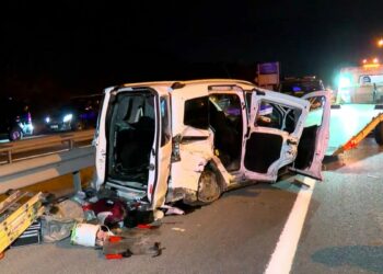 Eyüpsultan'da hafif ticari araç ile minibüs çarpıştı: 4 yaralı