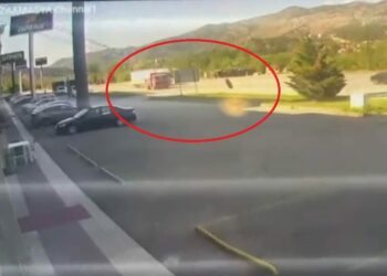 Kamyonun fırlayan tekeri, mağazaya daldı; o anlar kamerada