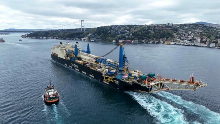 İstanbul Boğazı'nda gemi trafiği çift yönlü askıya alındı