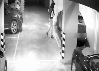 Ümraniye'de park halindeki otomobilden 2 kilo altın ve 60 bin Euro çalan şüpheli kamerada