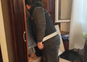 8 yıl hapis cezasıyla aranan hükümlü elbise dolabında çarşafa sarılmış halde yakalandı