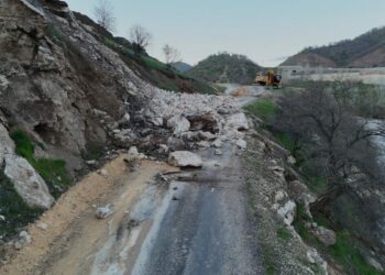 Bingöl’de heyelan nedeniyle yol ulaşıma kapandı