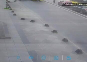 Bağcılar'da yolun karşısına geçmeye çalışan öğrenciye İETT otobüsü çarptı; kaza kamerada