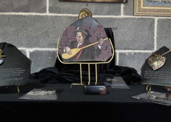 14 usta, Aşık Veysel’in şiirleri ve hayatını obsidyen taşlarına işledi