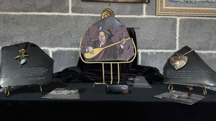 14 usta, Aşık Veysel’in şiirleri ve hayatını obsidyen taşlarına işledi