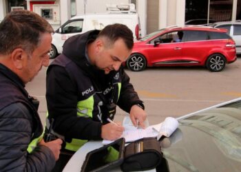Engelli sürücüye korsan taksi cezası; aracından inmek istemedi