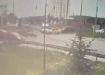 Ambulansla taksinin çarpıştığı kaza kamerada; 5 yaralı