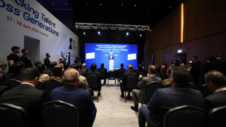 Türkiye'ye yatırım yapan 22 firmaya Turkuaz Kart