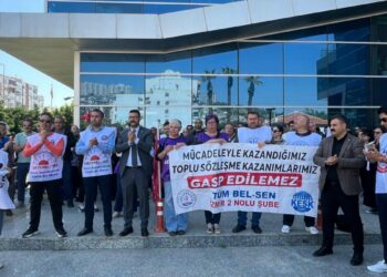 Bayraklı Belediyesi'nde memurların eylemi sürüyor