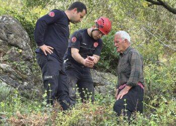 Düve düştüğü mağarada sıkıştı