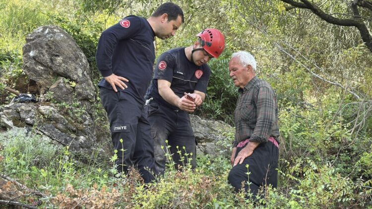 Düve düştüğü mağarada sıkıştı
